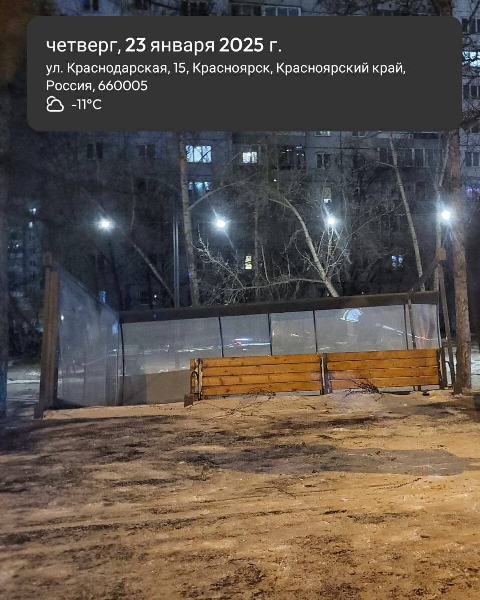     Сильный ветер повредил световые конструкции и остановку в Красноярске