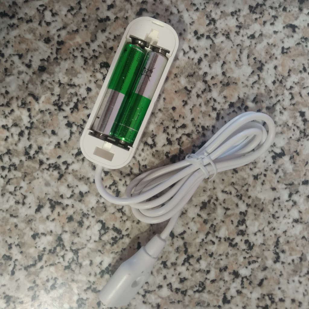 Питается от двух мизинчиковых батареек или аккумуляторов.