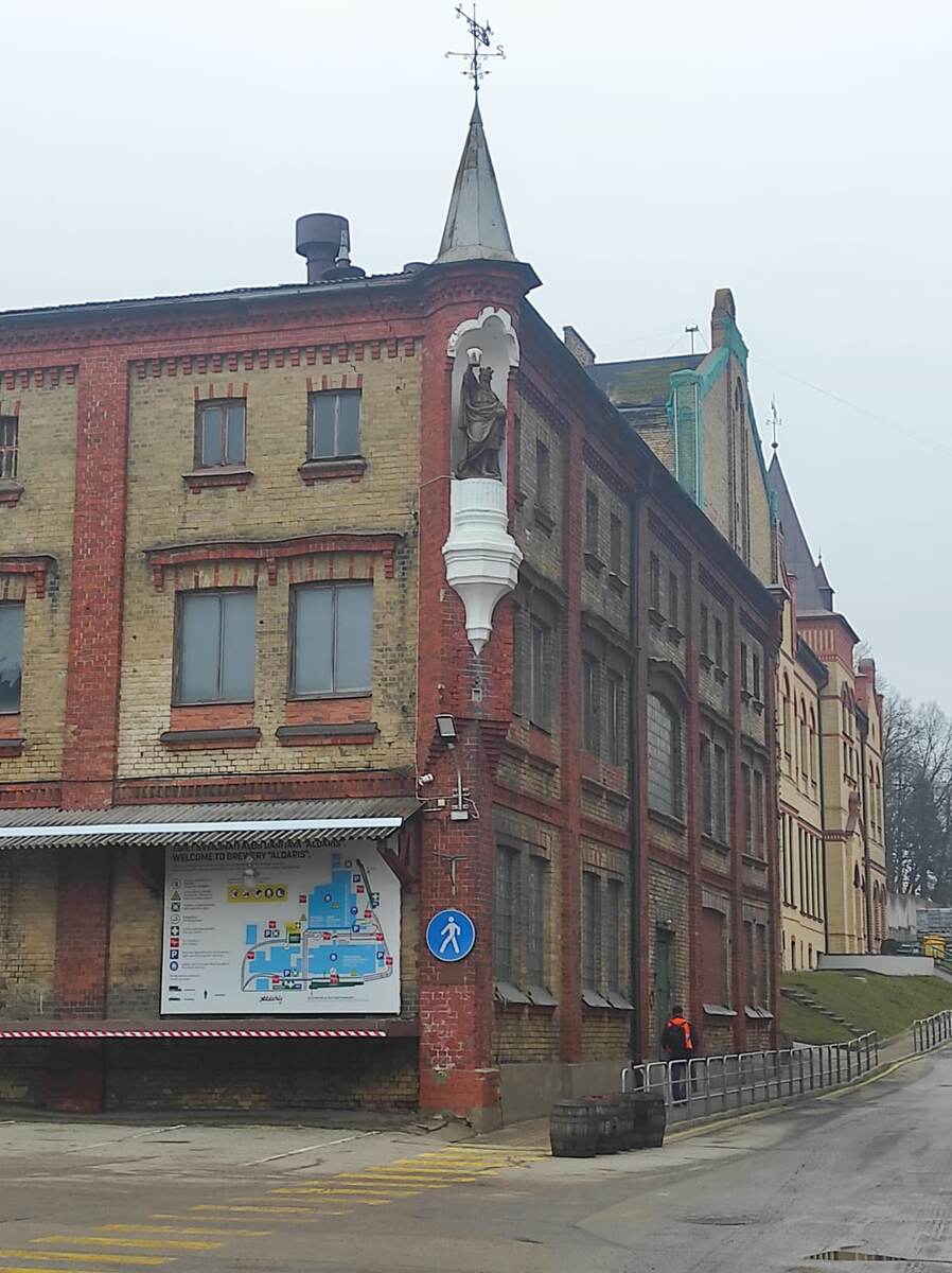 Статуя Гамбринуса на здании пивоваренного завода Aldaris