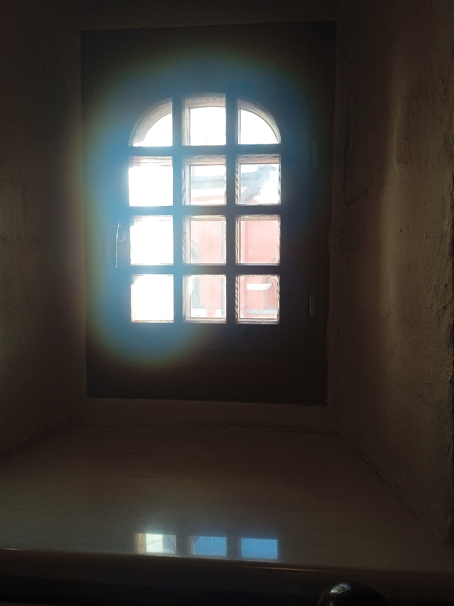 Окошко в трапезной. Фото автора.