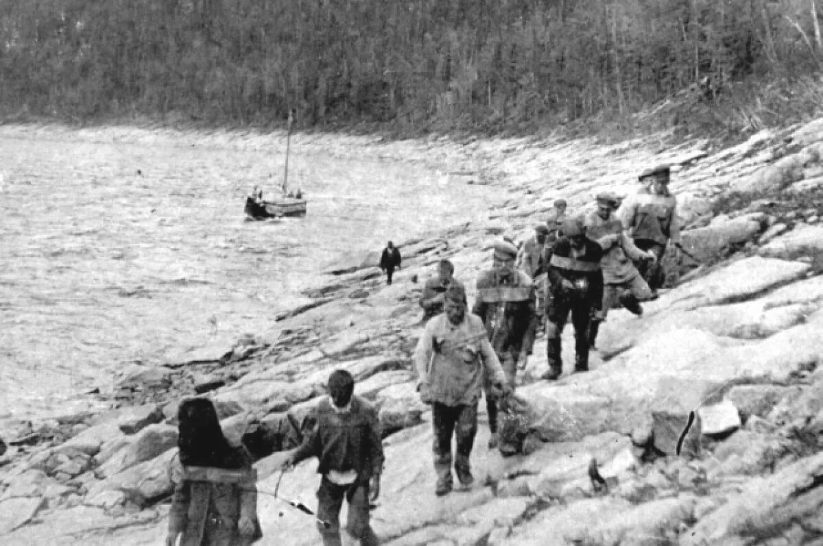    Лямщики тянут илимку берегом Подкаменной Тунгуски.