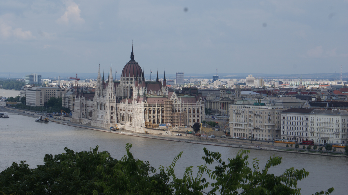 Вид на здание венгерского Парламента с Будайской горы. 