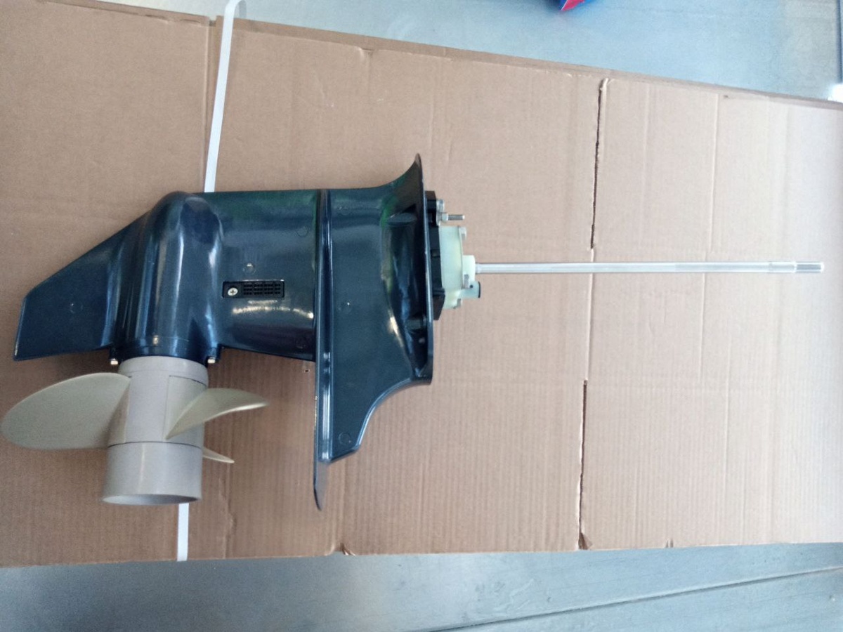 Редуктор пришел в упаковке в месте с винтом.