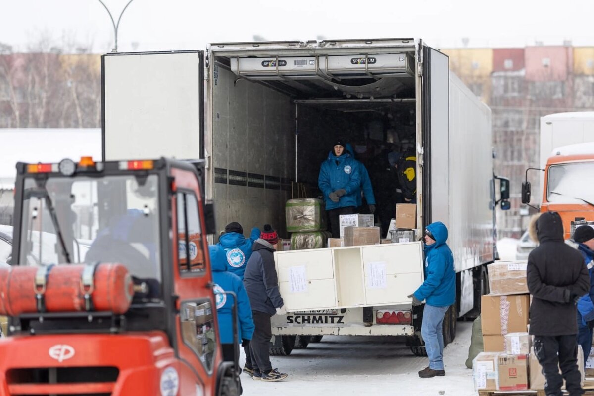    Из Сургута в зону спецоперации пошли первые в этом году фуры гуманитарного груза