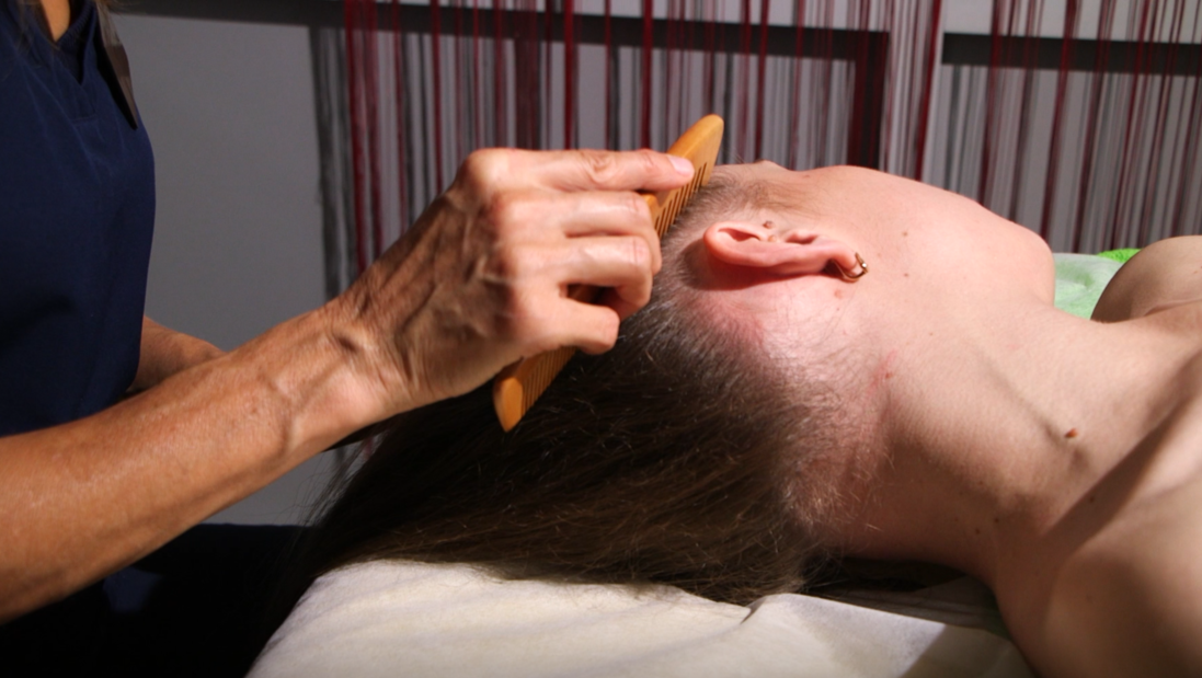 Авторский массаж головы березовым гребнем, вымоченным в яблочном уксусе