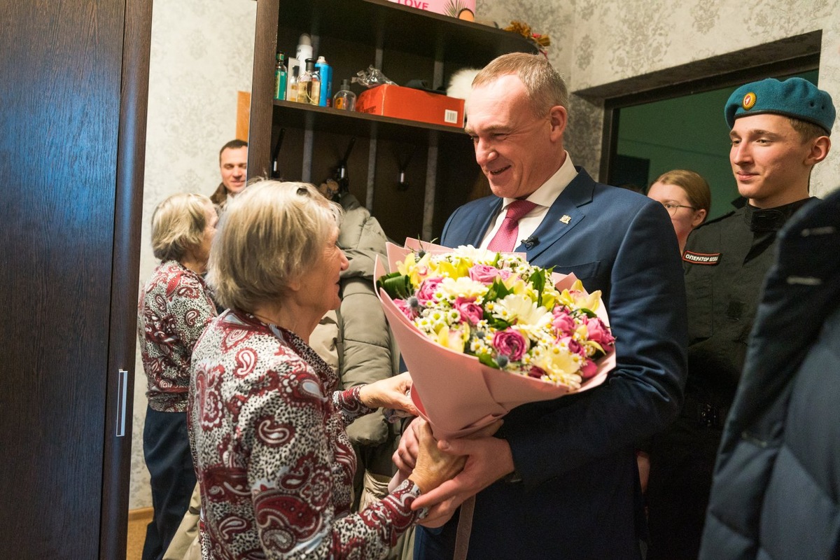    Склоняя головы перед пламенем Победы