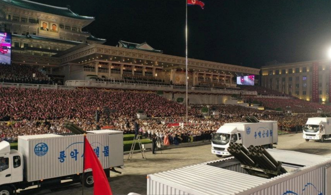 РСЗО замаскированные под рефрижираторы на параде в честь 75-летия КНДР. Фото ЦТАК
