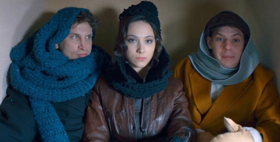    "Молодые революционеры сильно удивят родителей Кости. Кадр из сериала «Купцы и дети», 2025, реж. Сергей Осипьян"