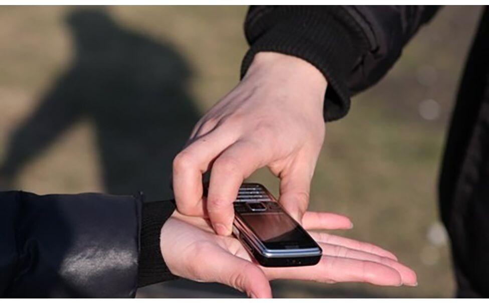 

Если во времена наших бабушек и дедушек абьюзерам приходилось лично отслеживать свою жертву, являясь к ней на работу и провожая по улице, то теперь всё гораздо проще. Следить можно через смартфон, тем более, что сейчас смартфон содержит в себе чуть ли не всю нашу жизнь: переписки, ежедневники, заметки, фотографии и т.д.