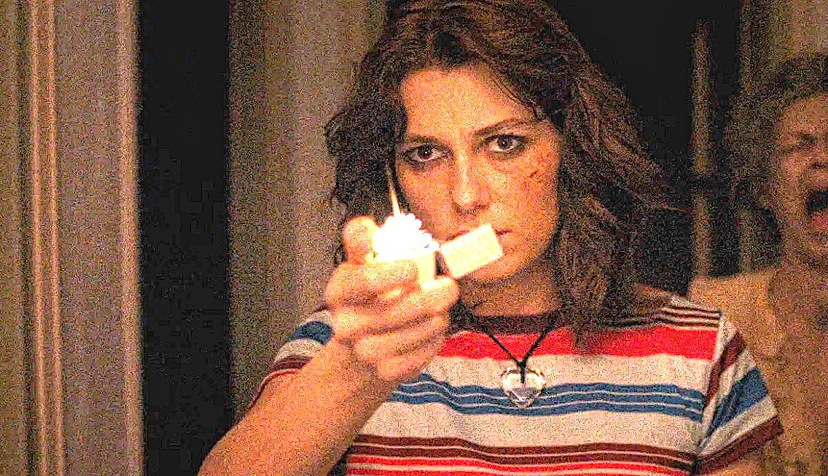 - Теть Клав, зевайте в сторонку, ладно? Зажигалка из-за вас гаснет. 