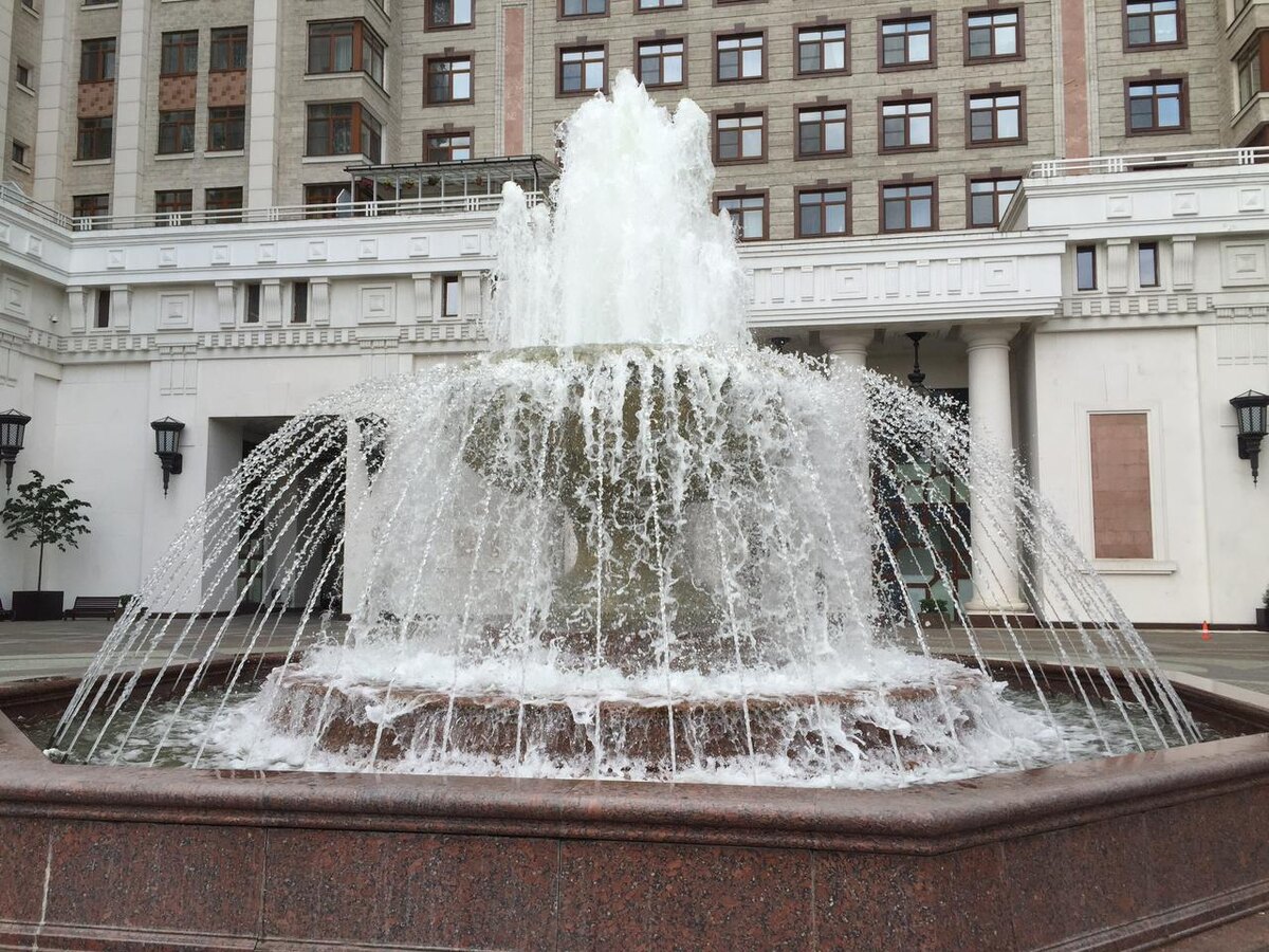 Фонтан у Триумф-Паласа. Фото автора 