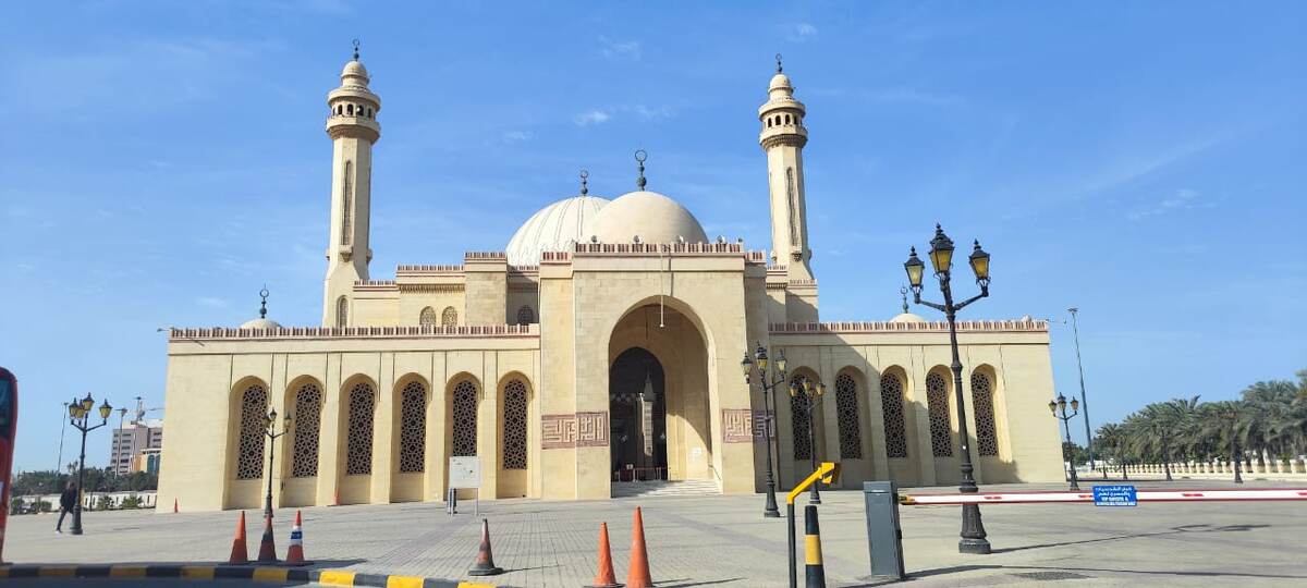 По пути проезжаем через самую первую  большую мечеть в арабском мире, мечеть аль Фатих. По словам гида и самая красивая. Красивее чем в Абу Даби... Тут я засомневалась, и решили не терять время и внутрь не заходить
