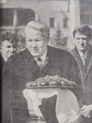 В аэропорту Белгорода Бориса Ельцина встречали хлебом-солью / Фото: из газеты «Белгородская правда»