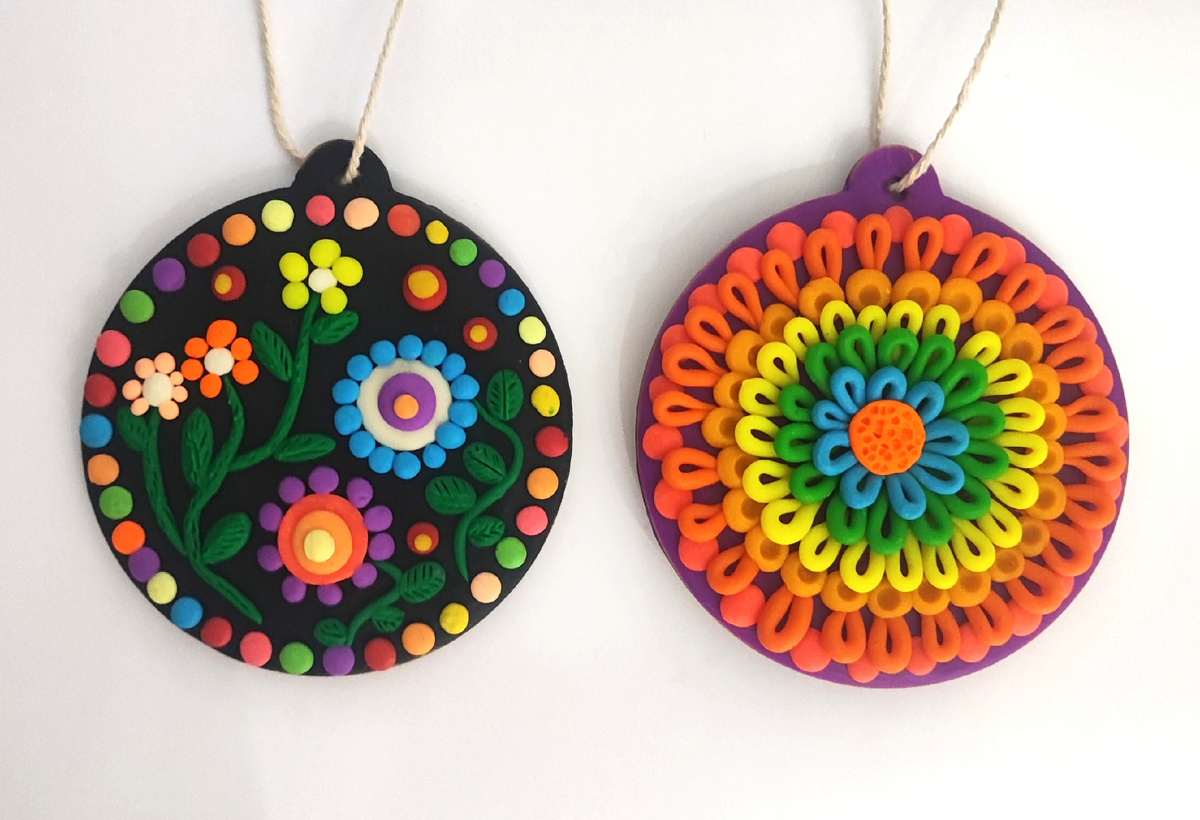 Готовый вариант аппликации из пластилина на деревянном кругу на канале Лепим с Таней.