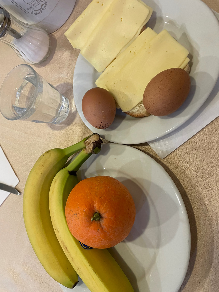 Завтрак все время один и тот же, мне это норм, я и в Росси ем одно и тоже на завтрак, обед и ужин изо дня с день.  Меня абсолютно не смущает однообразие в еде.