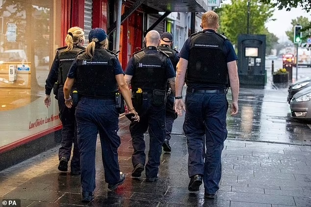 Офицеры миграционной службы в рейде