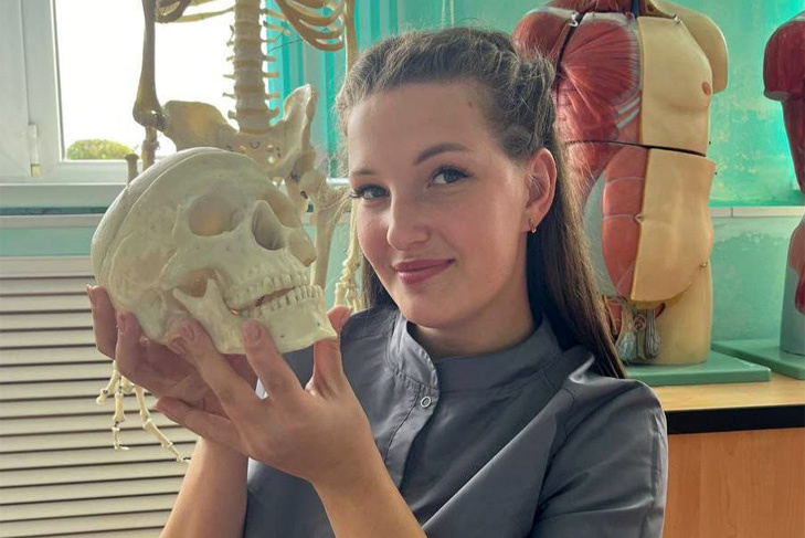    Красавица из ДНР выбрала для себя профессию медика. Фото с сайта barvest.ru
