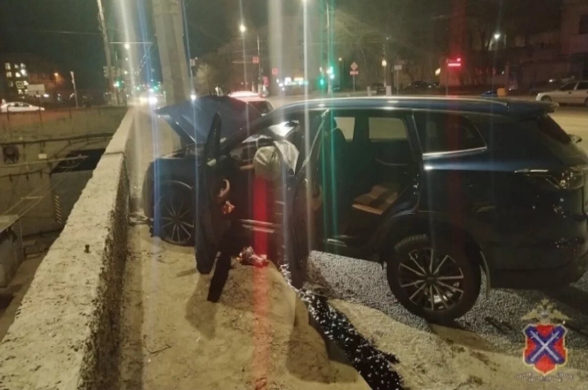    Волгоградка на Chery попала на видео, врезавшись заполночь в опору ЛЭП