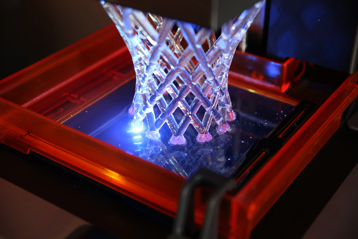 Фотополимерный 3D-принтер в работе