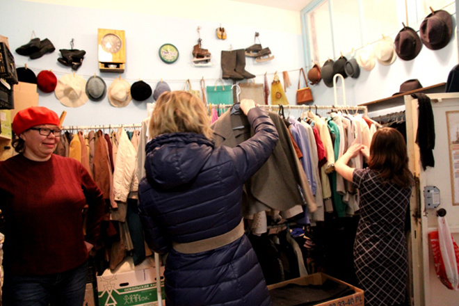 По пятницам и субботам на Дармарке (в здании бывшего роддома) всегда было много народа: одни отдают ненужные вещи, другие находят здесь необходимое