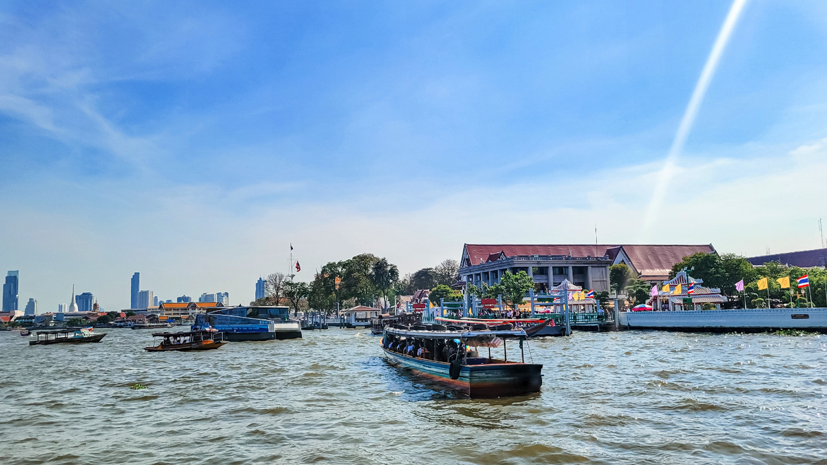 Плывём на пароме к храму.