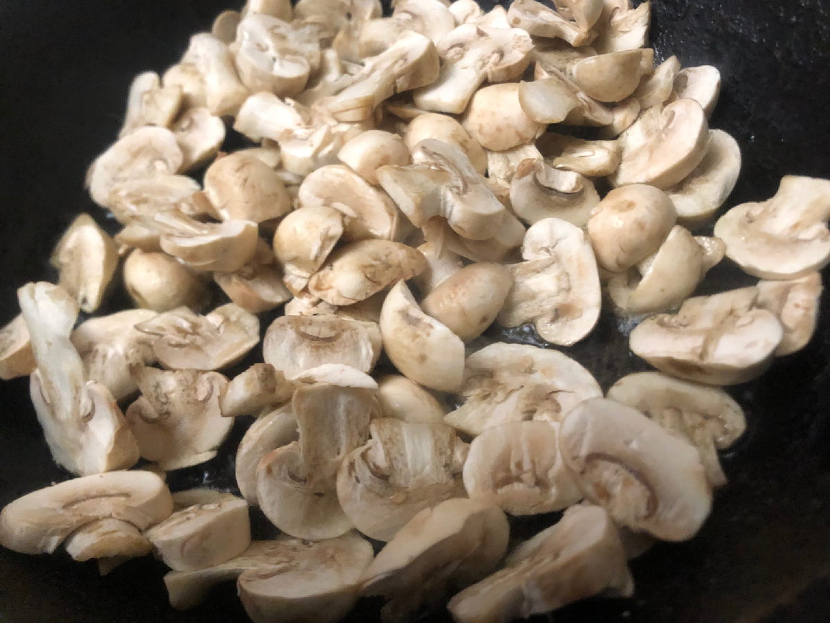 Грибочки молоденькие, быстро пожарились с лучком.