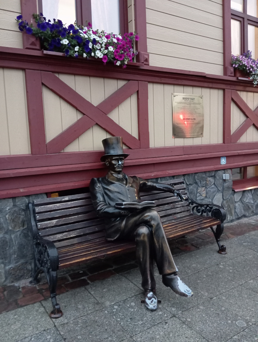 Памятник архитектору Уно Ульбергу в городе Сортавала. Личное фото автора