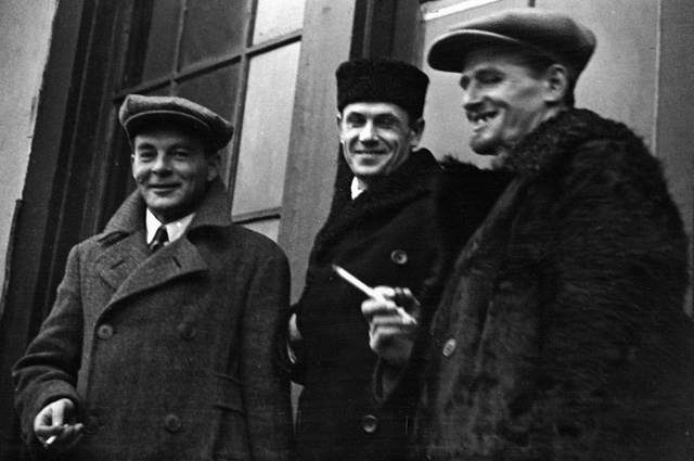    Авторы кинофильма «Чапаев», кинорежиссеры Георгий Васильев, Сергей Васильев, и артист Борис Бабочкин (в центре), исполнитель роли Чапаева. 1934 год. Фото: РИА Новости/ Борис Вдовенко