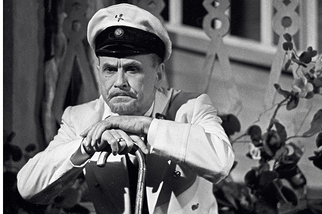    Народный артист СССР Борис Бабочкин в роли Суслова в спектакле по пьесе М. Горького Фото: РИА Новости/ Александр Гладштейн