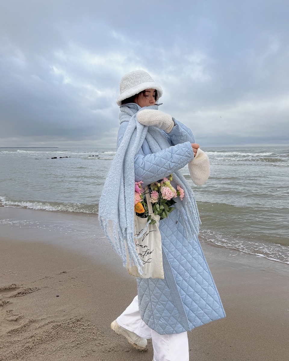 Я в резиновых сапогах, длинном пуховике, в плюшевых варежках и толстом шарфе - прекрасно защищена от ветра и дождя 