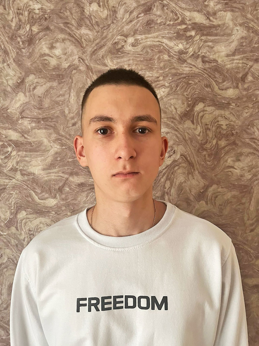 Кирилл за свои 15 лет перенес множество операций, в том числе по дистракции нижней челюсти.