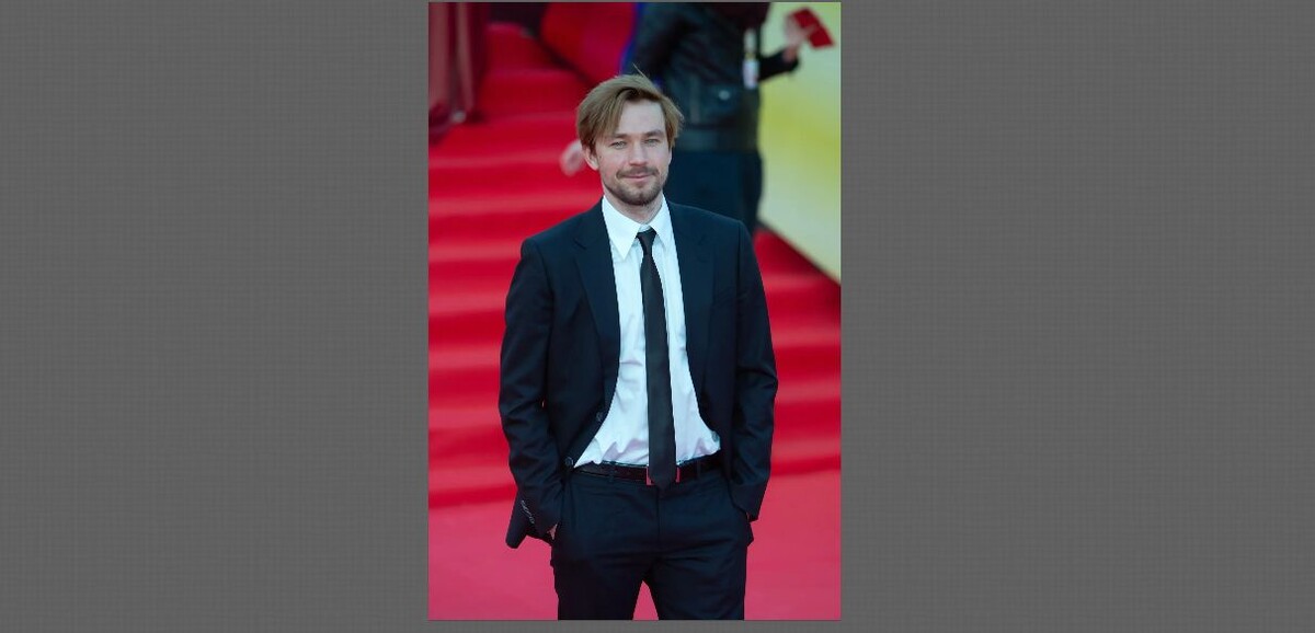 Александр родился в семье, не имеющей отношения к кинематографу