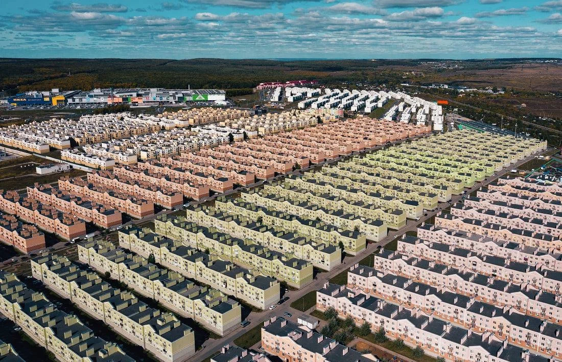 Стройные ряды домов