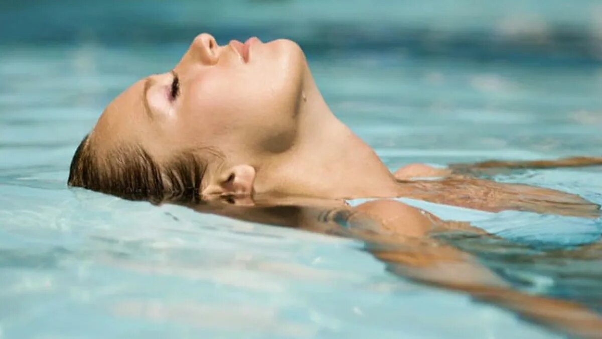 Плавание в бассейне