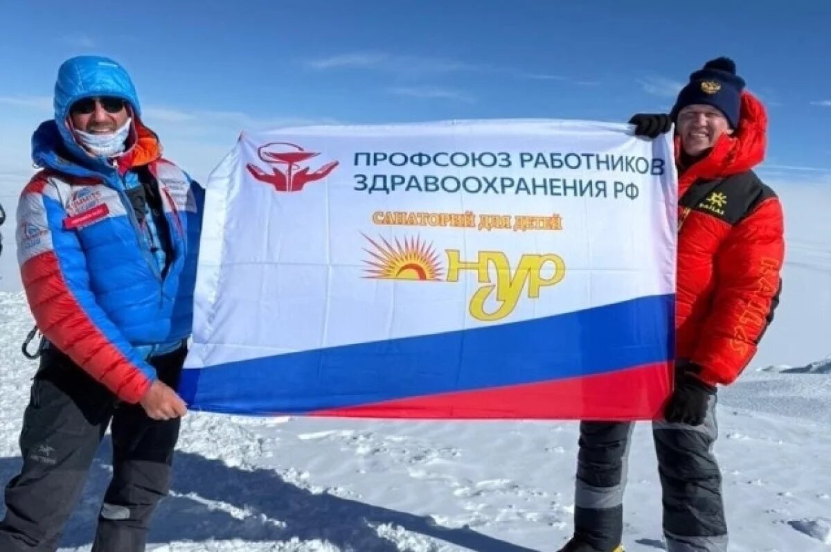    Путешественник из Башкирии водрузил флаг профсоюза медиков в Антарктиде