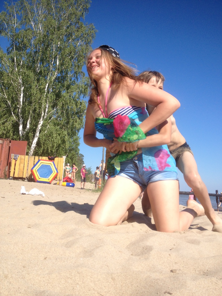 Деревенский пляж в Сибири. Внучки забавляются...Авторское фото.