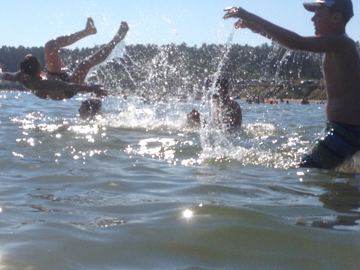 Деревенский пляж в Сибири. Внучки забавляются...Авторское фото.