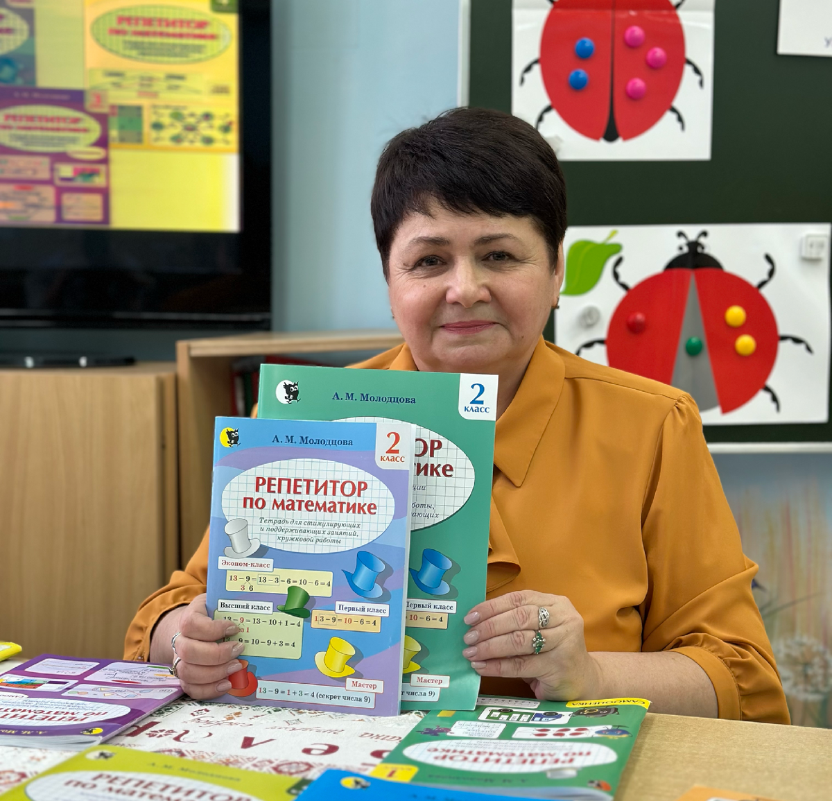 Анжелика Михайловна Молодцова, автор множества пособий, преподаватель ДО «Альтернатива» БГПУ им. М. Танка, учитель младших классов высшей педагогической категории