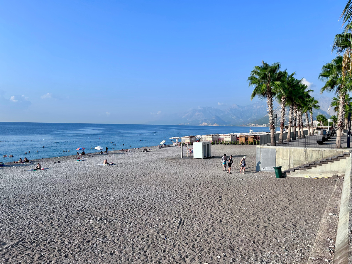 Все радует глаз отпускника 😂 Море, пальмы горы