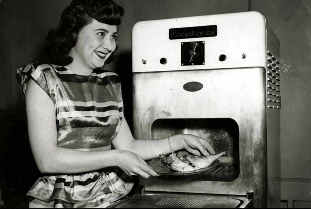 Женщины и первые микроволновые печи