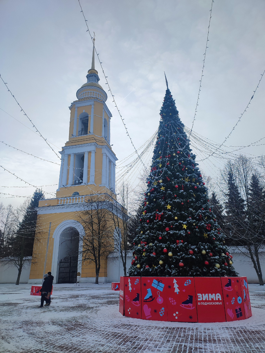 Построена в 1825 году . Вид с площади 