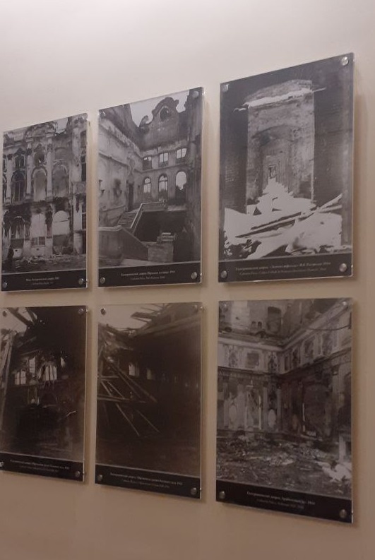 На фотографии представлен разрушенный дворец в годы войны. Фотографии из коллекции музея Екатеринского дворца в Царском селе. 
