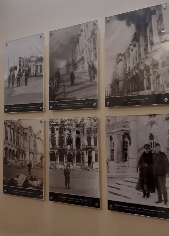 На фотографии представлен разрушенный дворец в годы войны. Фотографии из коллекции музея Екатеринского дворца в Царском селе. 