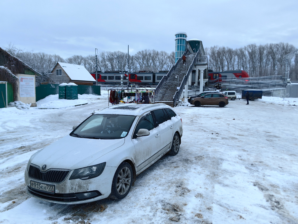 Машину ставим возле станции. И далее по переходу