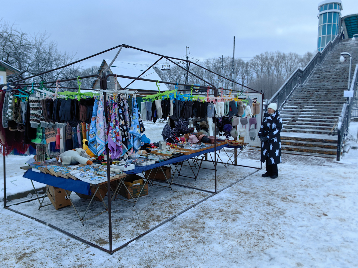 За бортом почти "-20". Я оказался не готов к такому морозу. Точнее в моих тоненьких перчатках руки сразу окоченели. Повезло, что тут же на месте удалось разжиться добротными "русскими" рукавицами