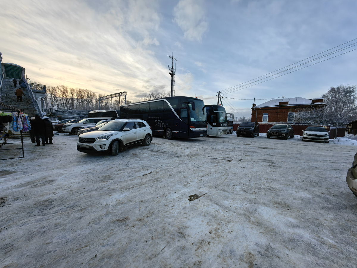 Свободного места на парковке уже нет. Хотя на часах только 10.00. Следующая точка- Суздаль