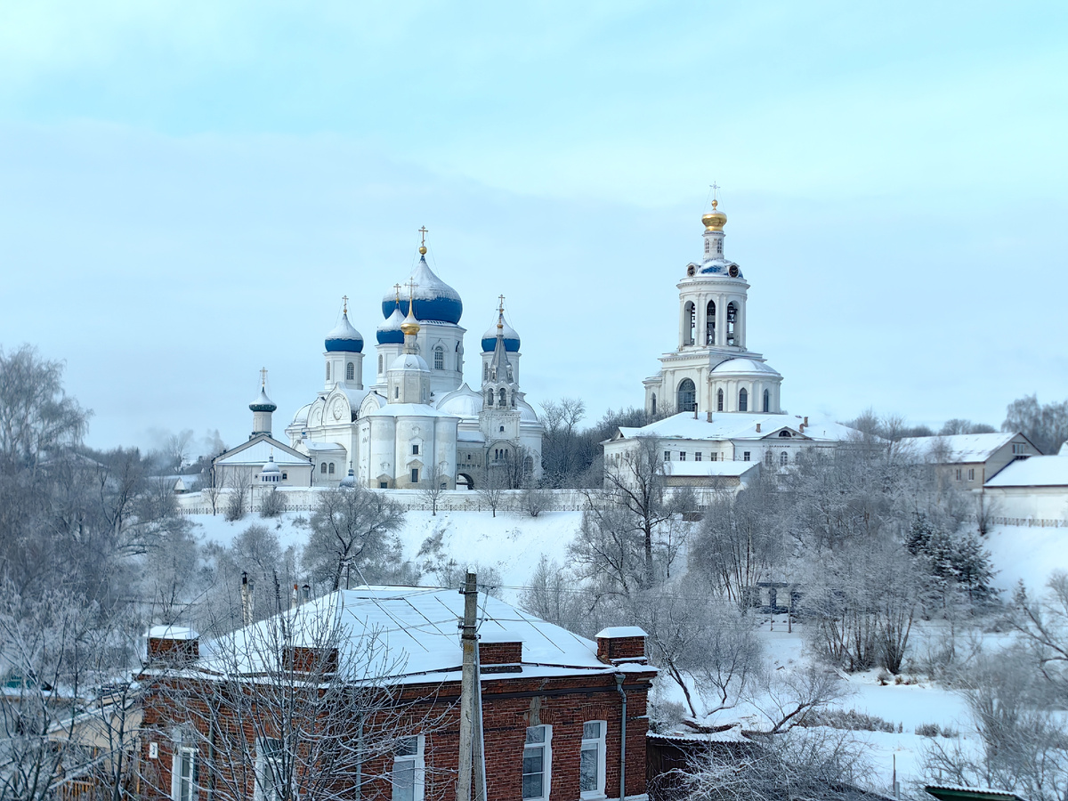 Боголюбский монастырь Рождества Богородицы. Он находится на месте резиденции Андрея Боголюбского — единственного "гражданского" строения домонгольской Руси, дошедшего до нашего времени хотя бы частично