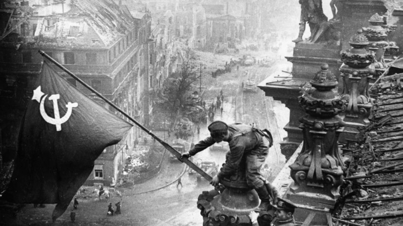     Солдаты Красной армии поднимают советский флаг над рейхстагом в Берлине Gettyimages.ru