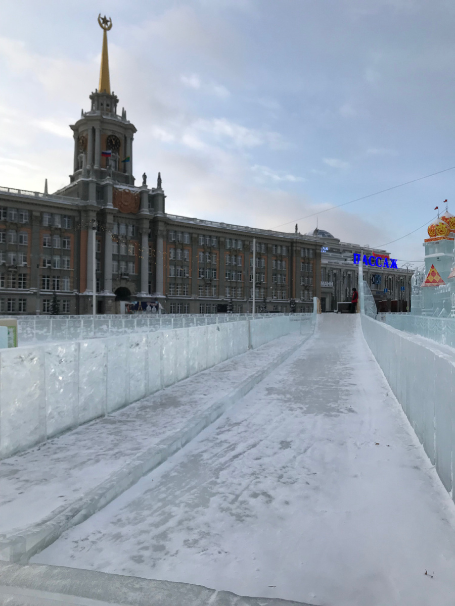 Длинная горка в ледовом городке 