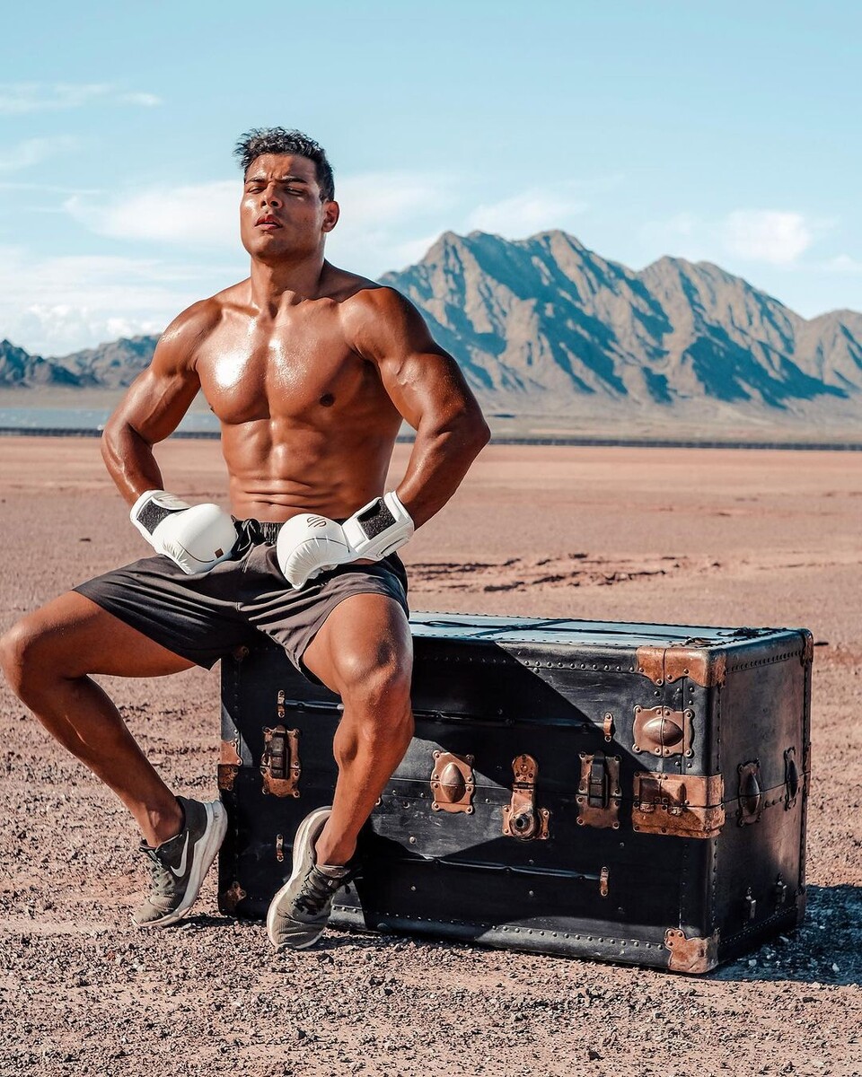 Коста любит проводить на свежем воздухе. Это добавляет вариативности и позволяет бойцу сменить обстановку, чтобы отдохнуть от зала. Источник фото: mmamania.com